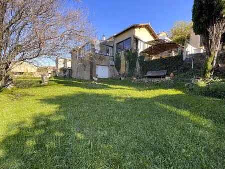 une maison du 19ème siècle et rénovée récemment  de 100 m2 avec un jardin de 1350 m2 et...