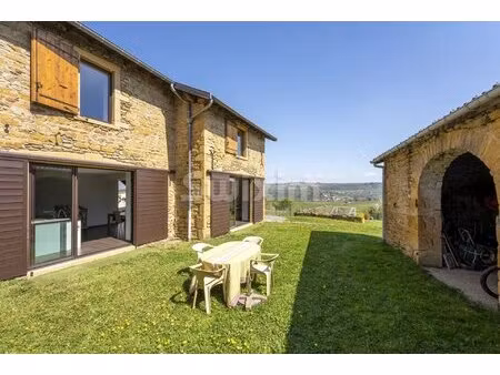 maison en pierres dorées avec vue dégagée