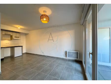 cogolin - appartement de type 2 de 41 m² avec terrasse et parking