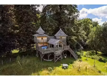 creuse - superbe château de 20 hectares  avec rivière et 2 luxueuses cabanes dans les...