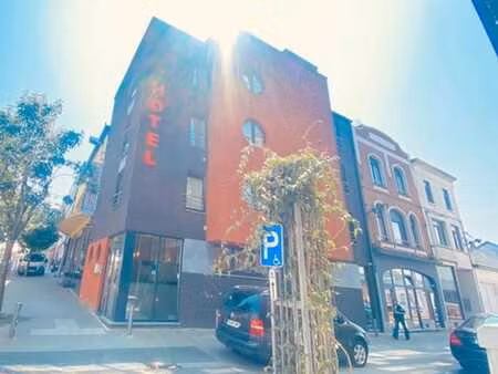 hôtel la louve situé en plein centre de la louvière