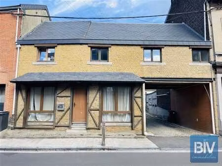 maison 3 chambres  cour et grand garage  très bien située.