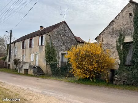 maison et nombreux bâtiments