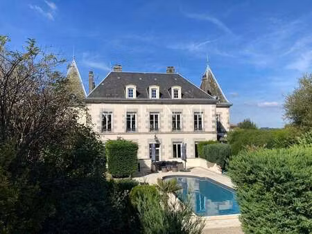maison de luxe à vendre à châlus : 975 000 € | 405m²