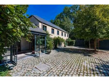 propriété familiale avec piscine  étang et boxes à chevaux