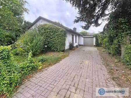 maison plain-pied dans quartier résidentiel