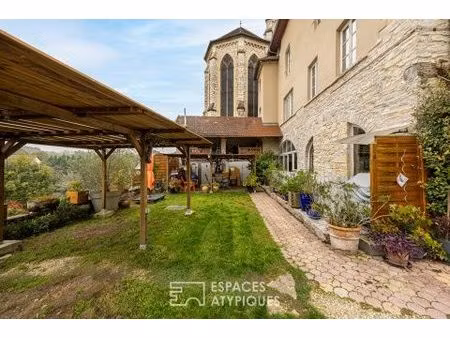 ancienne école de 1832 avec jardin dans un cadre bucolique
