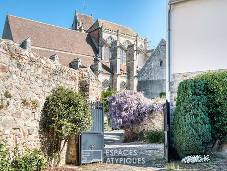 la maison historique dans le village de saint-sulpice-de-favières