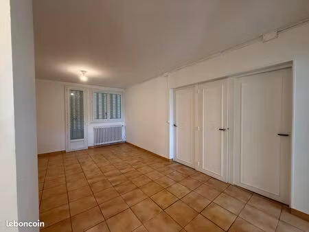 appartement f3 rénové – proche gare et commerces – la souterraine
