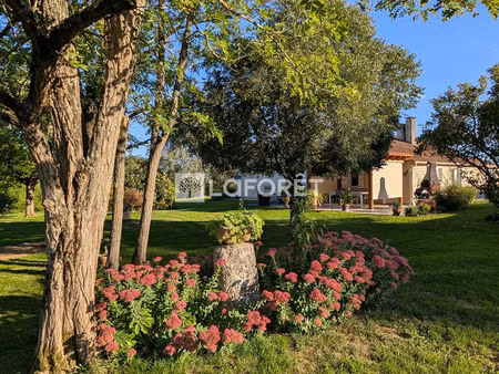 maison en pierre de plain-pied avec plus de 10 hectares