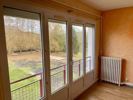 dans une résidence calme  appartement f4 avec parking et garage