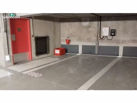 parking sécurisé avec borne de recharge électrique