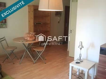 dans un tres bel immeuble - au calme - grand et large balcon