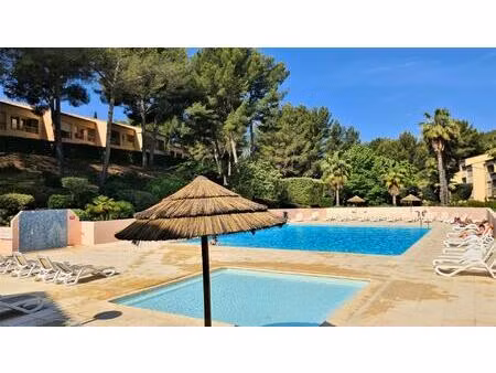 sanary  t2 bis d'environ 26 m² dans résidence sécurisée proche des plages.