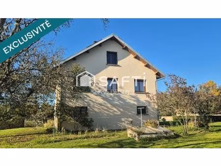 construction traditionnelle édifiée sur terrain plat arboré