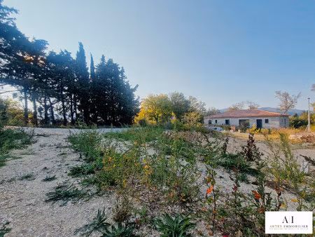 terrain constructible de 403 m² viabilisé et borné