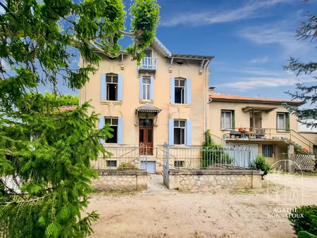 demeure bourgeoise sur 950 m2 de terrain avec piscine et app
