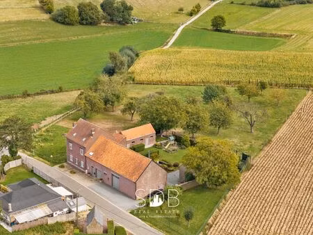 prachtige landelijke hoeve woning met gezinstuin en graslanden op 1hectare