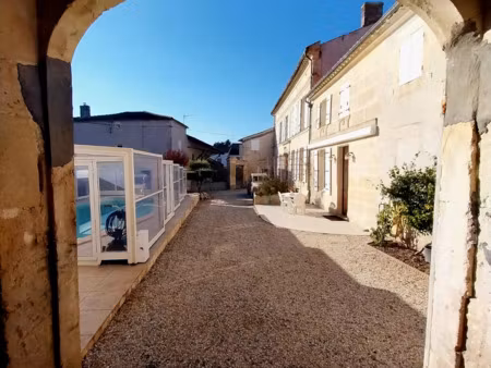 spacieuse maison de 225 m² avec piscine couverte  jardin  dépendances et champ truffier – 