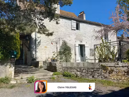 au cœur d'un village typique  demeure de charme  avec dépendances