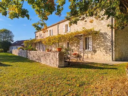 4 gites touristiques (3 appartements et 1 maison) et une maison principale avec 4...