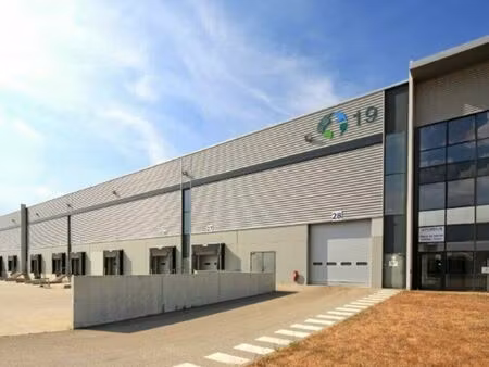location commerce 24526 m² à saint-quentin-fallavier (38070)