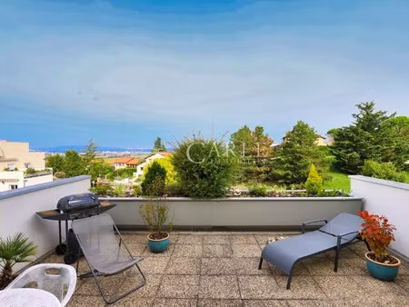 appartement t3 avec terrasse et vue dégagée