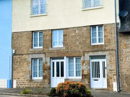 maison de village habitable de 6 chambres avec jardin arrière + dépendance