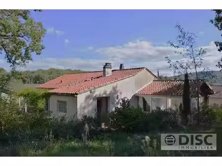 spacieuse maison avec jardin et garage.
