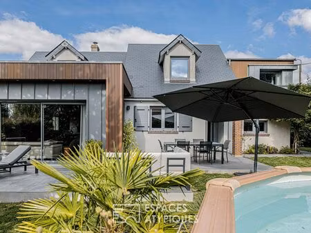 maison rénovée avec extension cubique  jardin et piscine