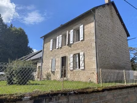 maison en pierre des années 30  en partie élevée sur cave  avec atelier attenant et garage
