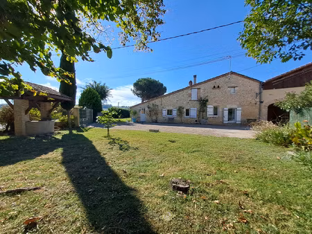 maison en pierre  au calme  de plain-pied avec piscine