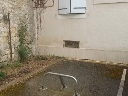 place de parking avec arceau pour auto/moto