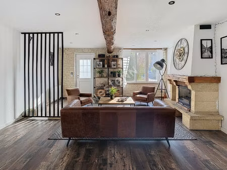 venez sans plus tarder découvrir cette maison pleine de charme  idéalement située sur la c