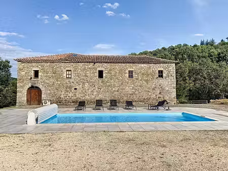 une bastide du 16ème siècle rénovée de 260 m2 hab.  aménagée en 2 logements et annexes ...