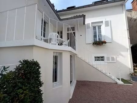 très grande maison avec studio indépendant  piscine   jardin et puits