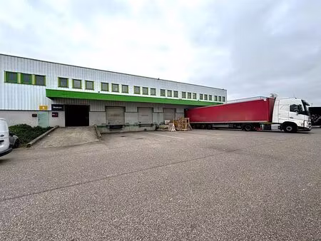 location local d'activités genas 2 200 m²