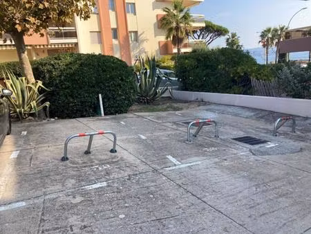 place de parking en extérieur