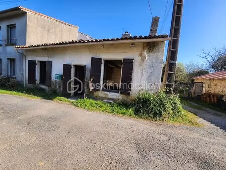 maison à rénover avec dépendance – à 500 m du centre de lusignan !