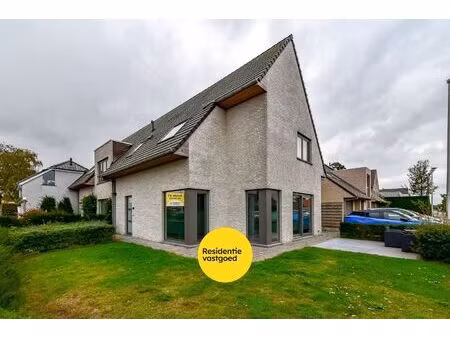 recente halfopen bebouwing met 3 slaapkamers op uiterst rustige ligging te gistel