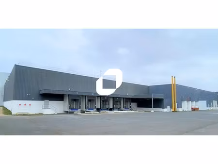 bâtiment indépendant sur un terrain de 2ha à louer