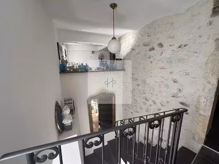 spacieuse bâtisse en pierres