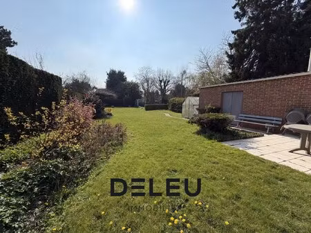 maison semi-individuelle batie sur 928 m² de terrain avec 3 chambres  jardin  garage et pa