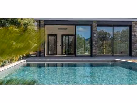 villa avec piscine en bord de mer gassin (83)