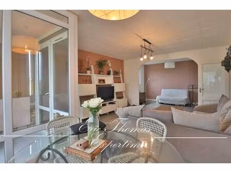 f5 de 89m2 au pied des transports et des commerces.