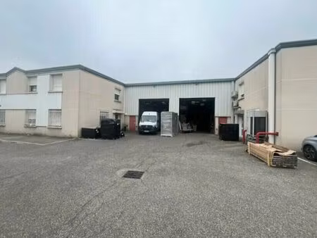 location commerce 848 m² à chassieu (69680)