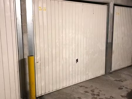 a vendre 3 box fermé