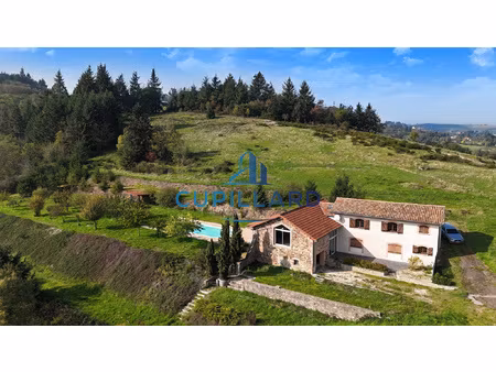 exclusivite maison en pierre avec piscine et vue dégagée