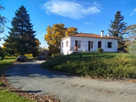 maison familiale avec niveau inférieur aménagé et terrain de
