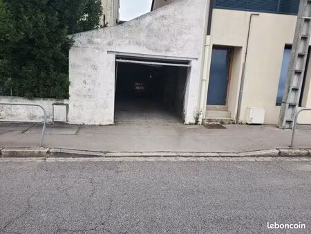 garage de 42 m² à louer